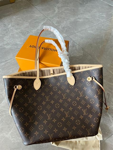 louis vuitton paris neck tasje eren|louis vuitton lv.